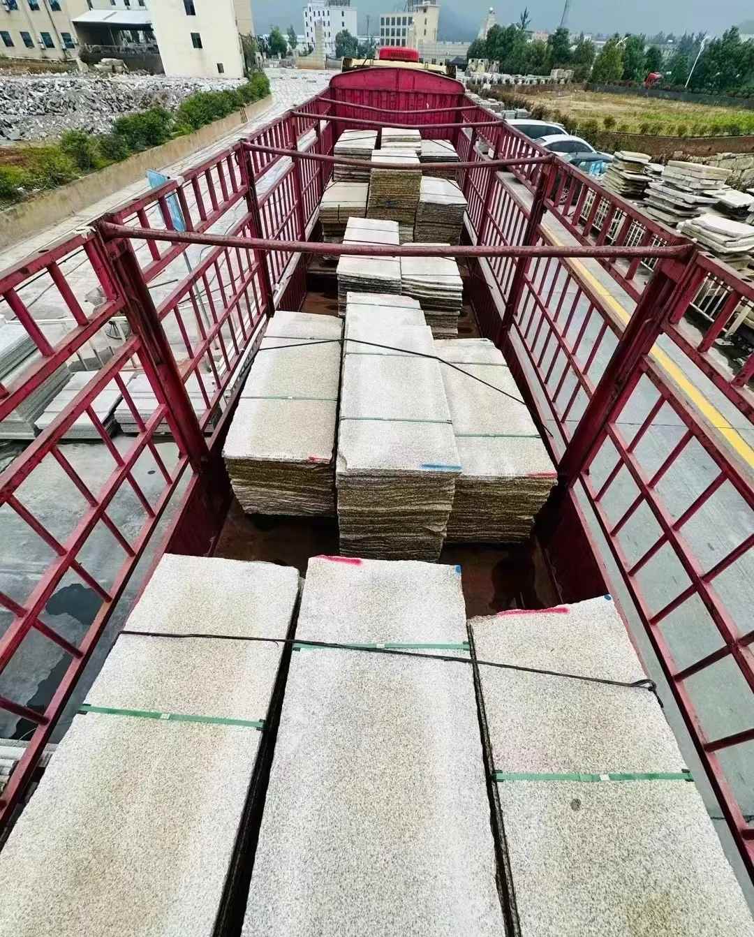 武威 黄金麻花岗岩荔枝面，光面毛板装车完成