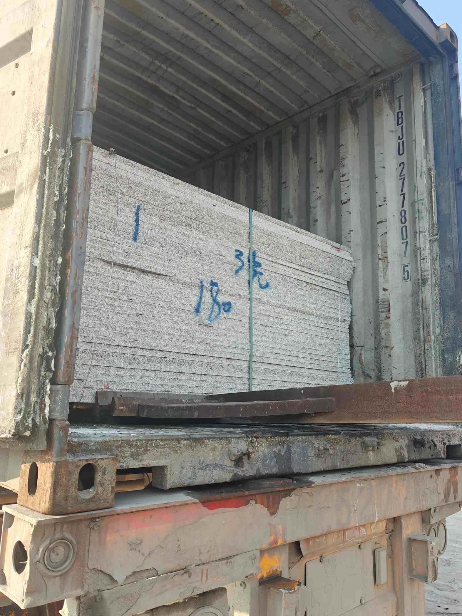 武威 芝麻白花岗岩石材3.0公分光面毛板装柜出货