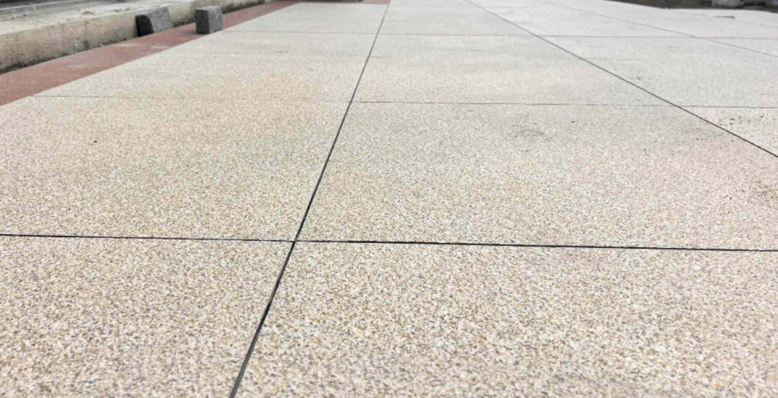 武威 黄金麻花岗岩石板材荔枝面地面铺装效果