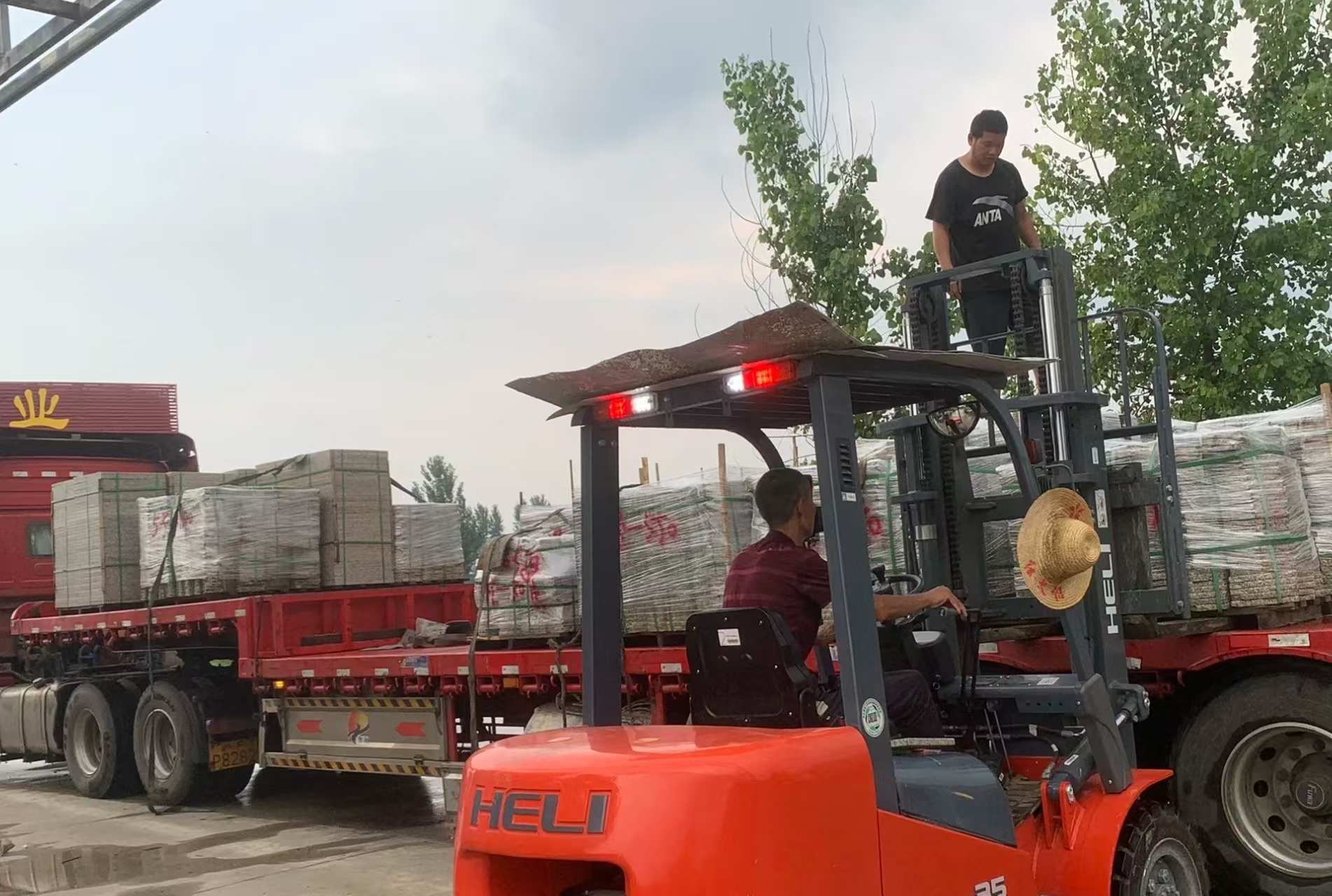 武威 黄金麻冰裂纹，地铺石装车