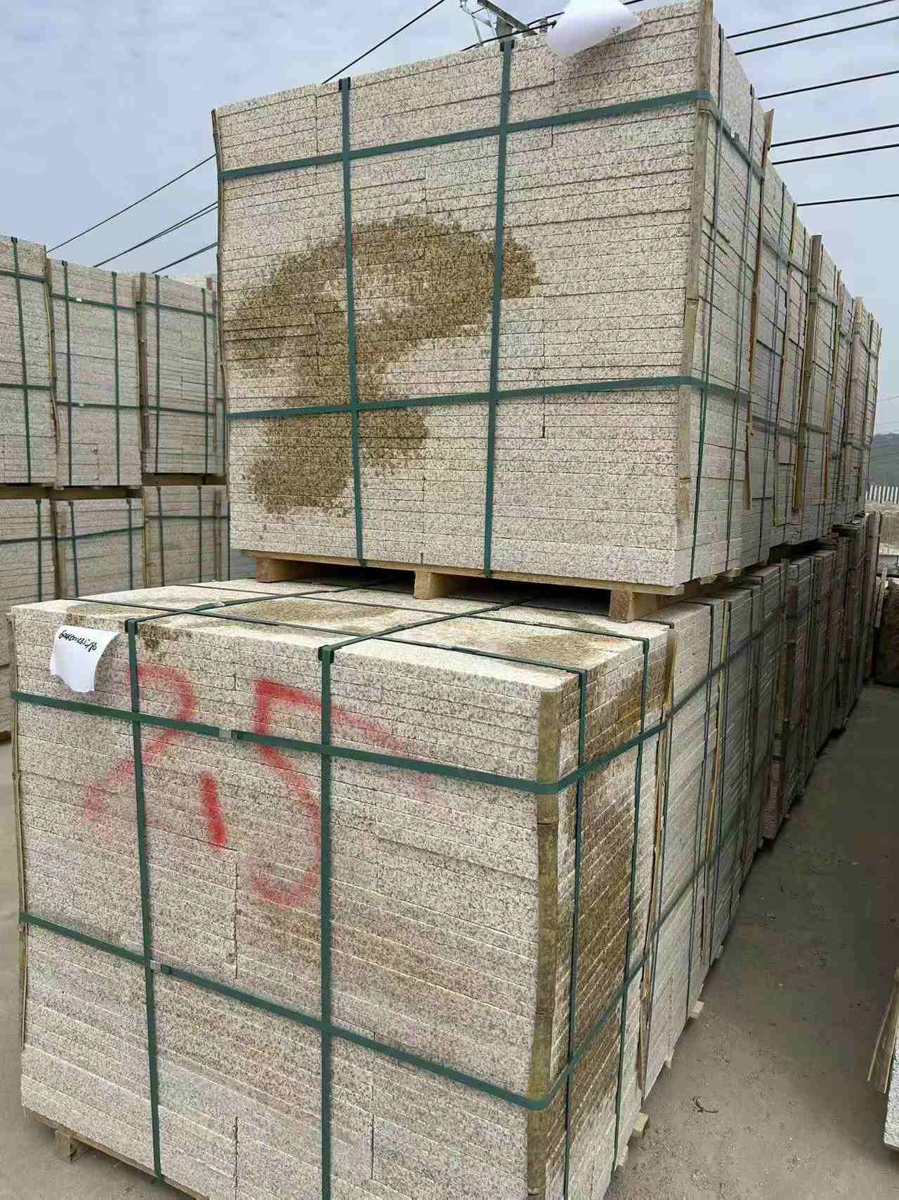 武威 黄金麻花岗岩石材荔枝面地铺石2.5*300*600