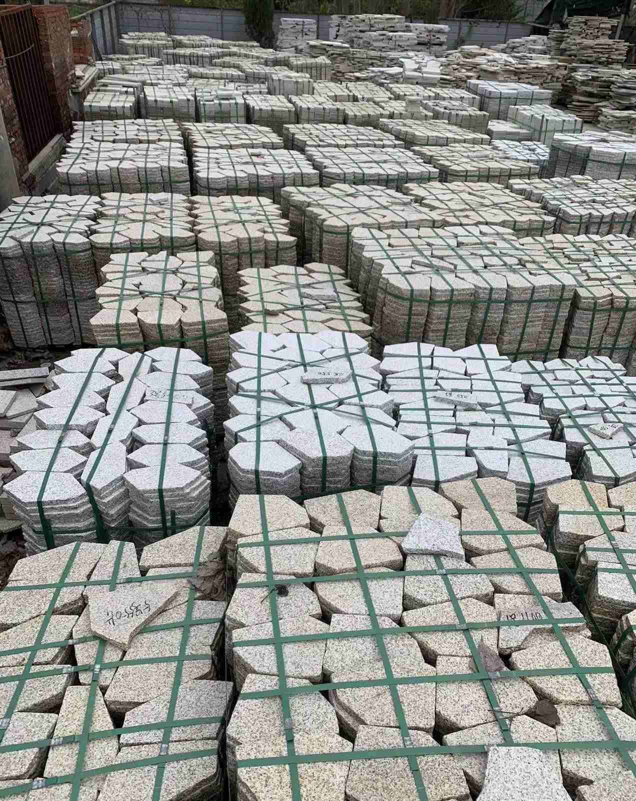 武威 黄金麻白麻花岗岩荔枝面地铺石(冰裂纹)