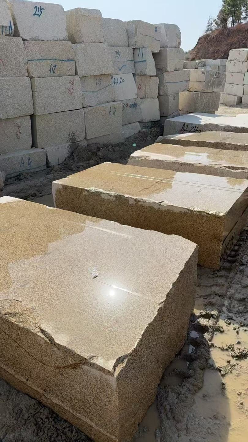 武威 黄金麻方料堆场洗料分选中，原材料充足