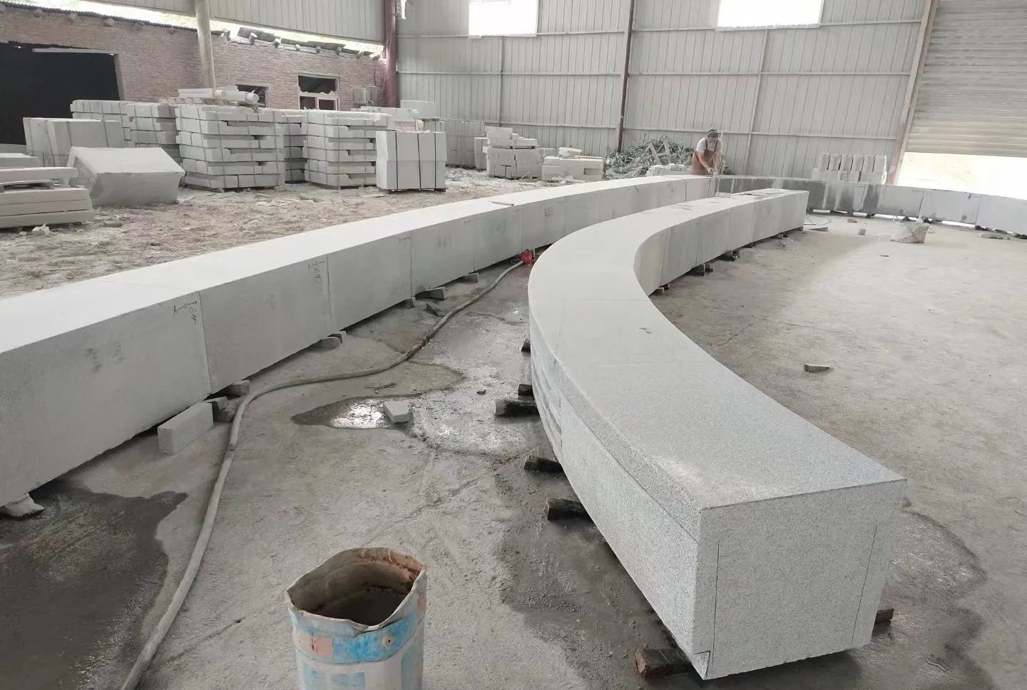 武威芝麻白花岗岩石板材 园林光面弧形坐凳