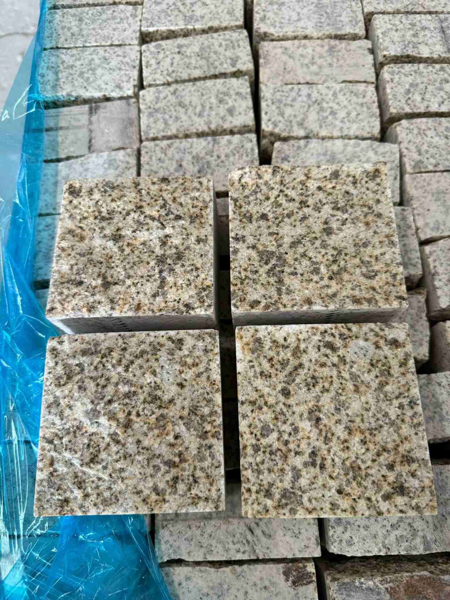 武威 黄金麻花岗岩自然面小方块，弹石，马蹄石等