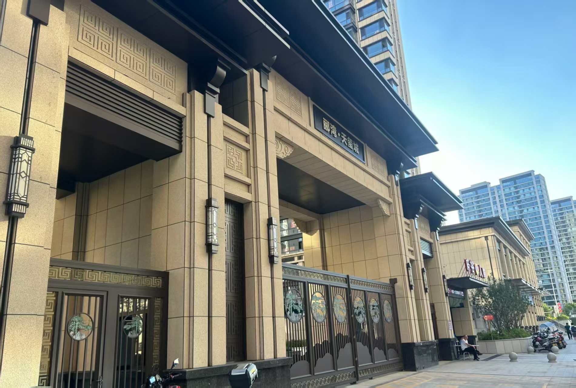 武威 黄金麻花岗岩荔枝面小区门楼外墙干挂