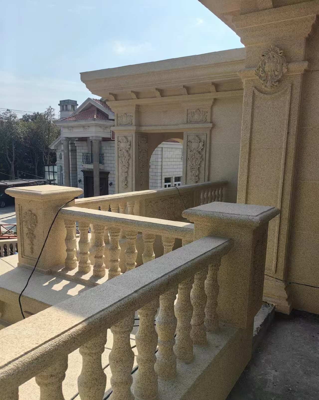 武威 黄金麻别墅外墙干挂雕花配合阳台栏杆花瓶柱