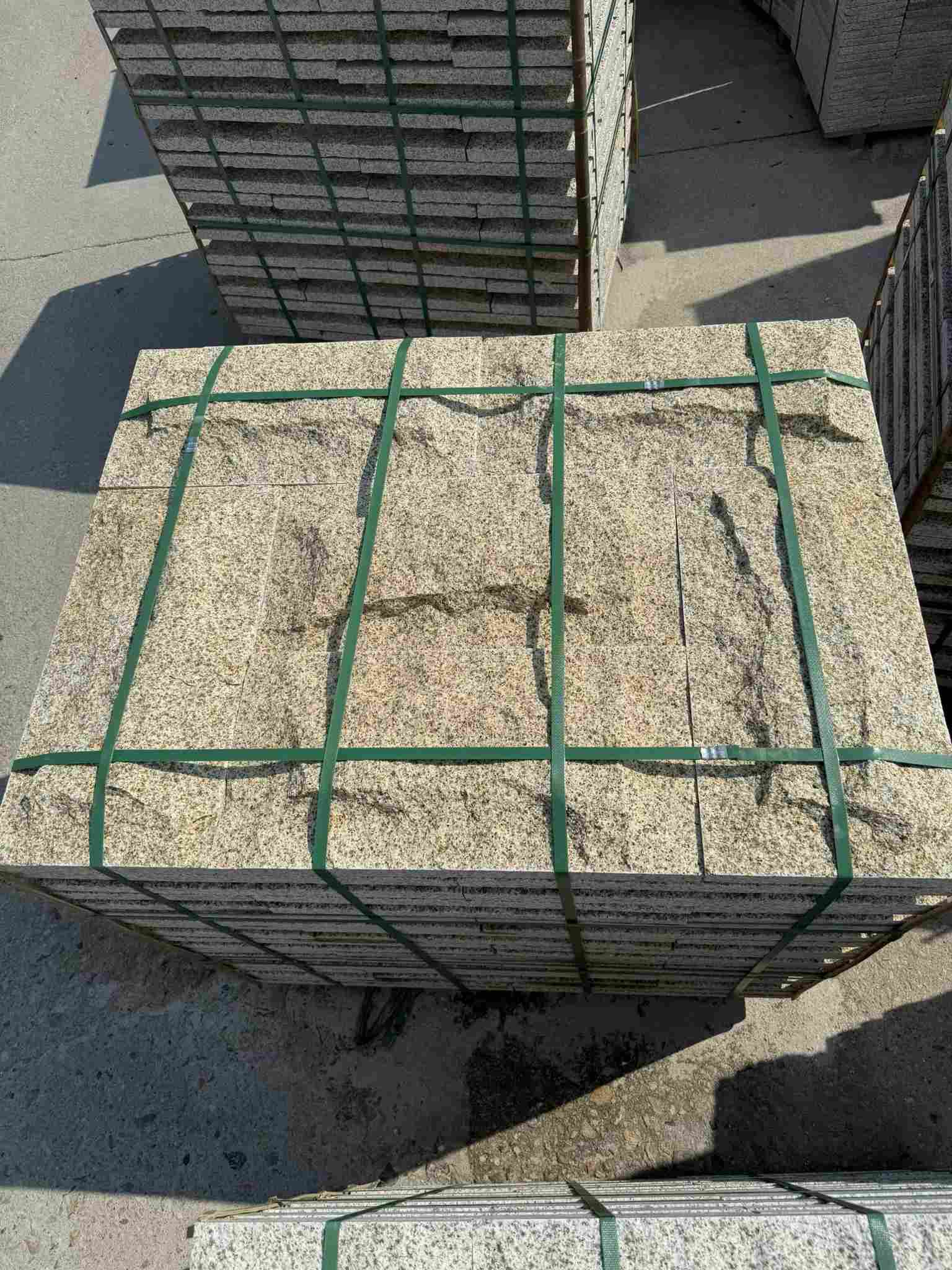 武威 黄金麻花岗岩石材自然面蘑菇石成品