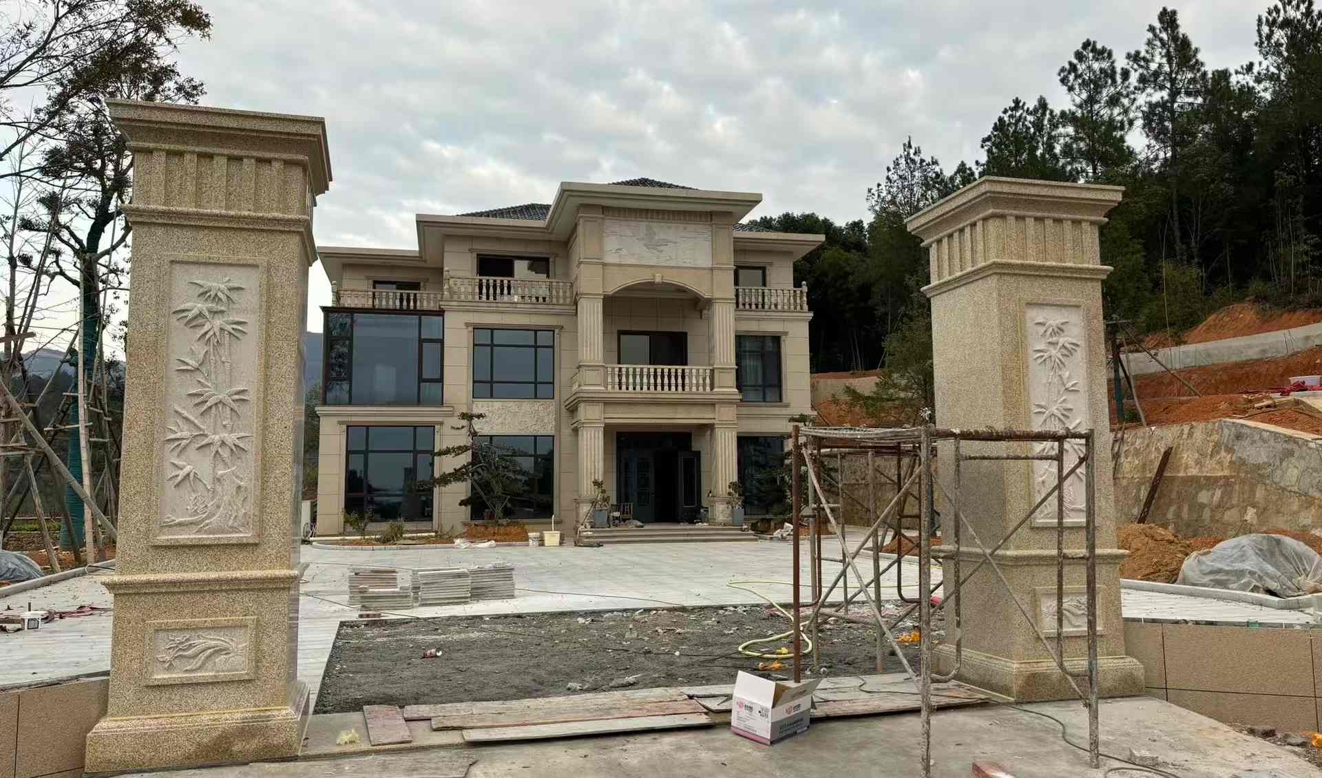 武威 黄金麻花岗岩别墅雕花外墙干挂配上门口雕花罗马柱