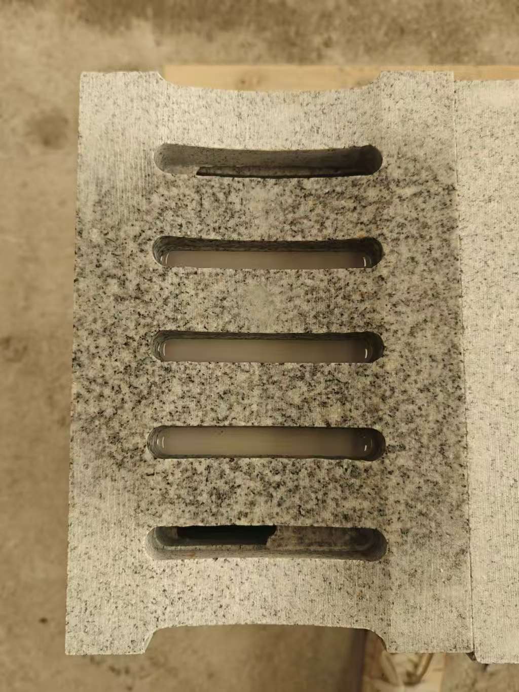 武威 芝麻白拉丝面花岗岩U型开槽排水槽