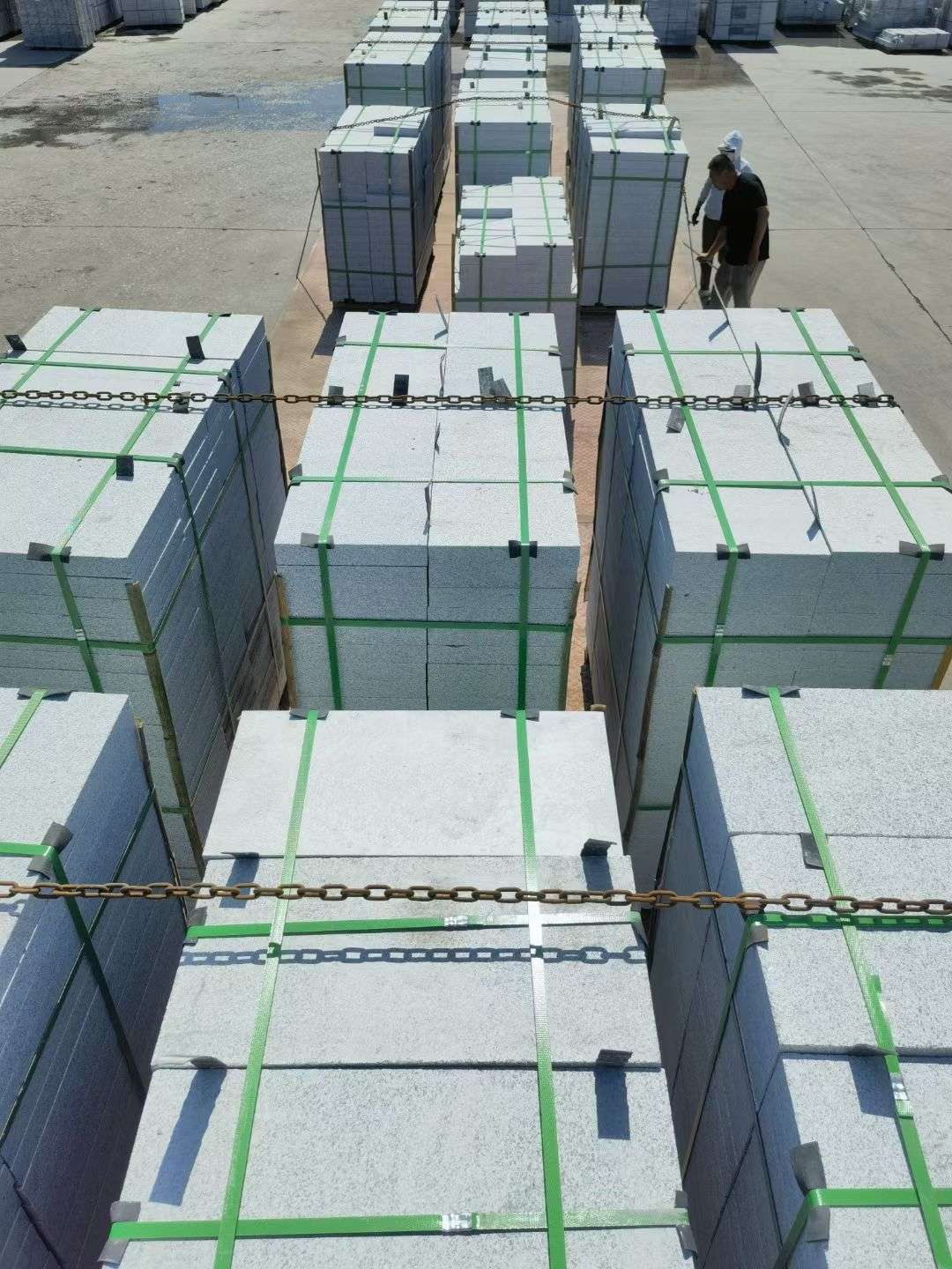 武威 芝麻白花岗岩5公分地铺石 花岗岩厂家工厂装车日常